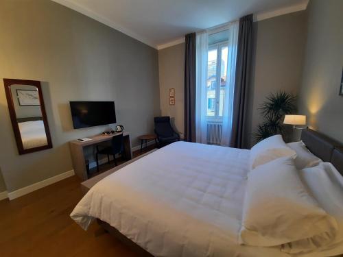 Superior Double or Twin Room with City View image 6