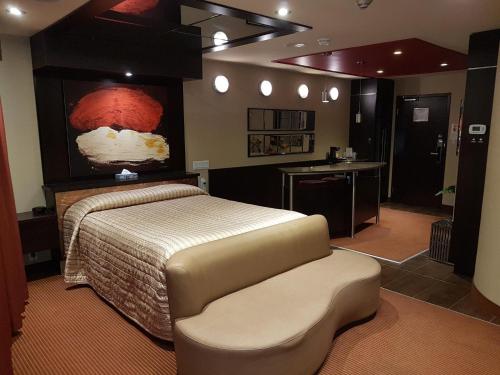 Le Chabrol Hotel & Suites