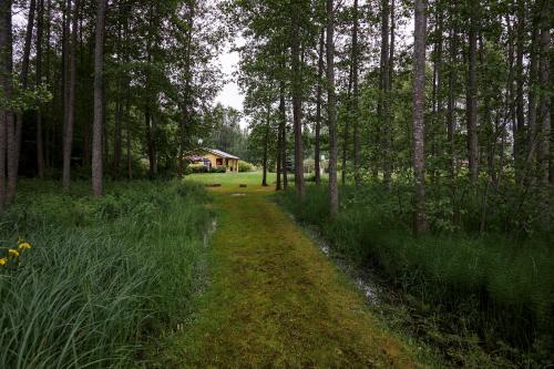 Nas proximidades, Ezerzemes in Nirzas Pagasts