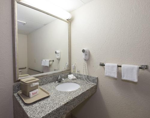 Red Roof Inn Hartford - Vernon - image 3