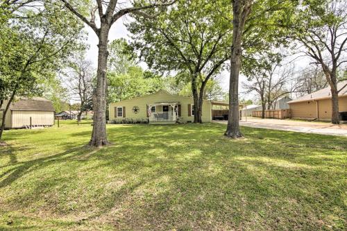 Relaxing Tomball Retreat Walk to Main Street