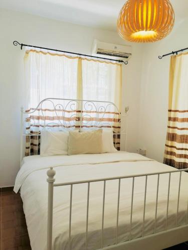2 bed Cottage with Pool & Garden
