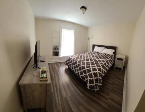 The Dragon's Den Downstairs Room 1 - Accommodation - Tazewell