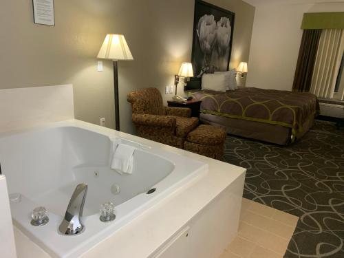 ซูเปอร์ 8 บาย วินด์แฮม ฮิลส์โบโร เท็กซัส (Super 8 By Wyndham Hillsboro Tx) in ฮิลส์โบโร (TX)