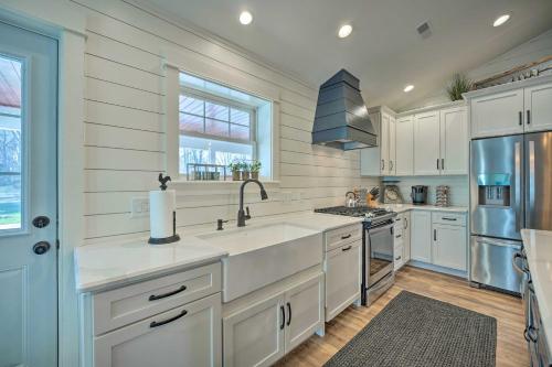 Chic Hideaway with Fire Pit Less Than 2 Miles to Beach! - image 7