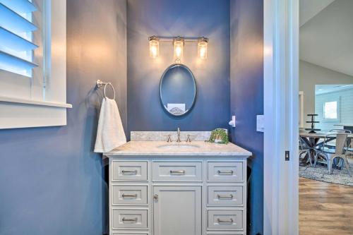 Chic Hideaway with Fire Pit Less Than 2 Miles to Beach! - image 27