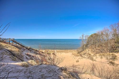 Chic Hideaway with Fire Pit Less Than 2 Miles to Beach! - image 40