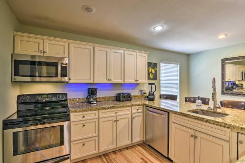 Coastal Apt 2 Mi to Galveston Pleasure Pier! - image 3