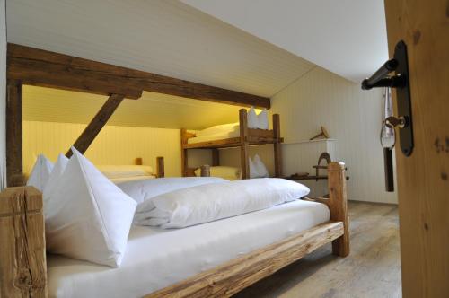 1 queen bed, 3 twin beds