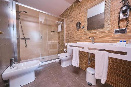Double or Twin Room image 4
