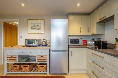 White Cottage Apartment - image 5