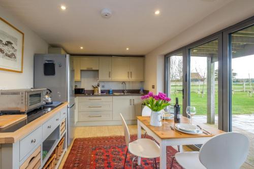 White Cottage Apartment - image 3