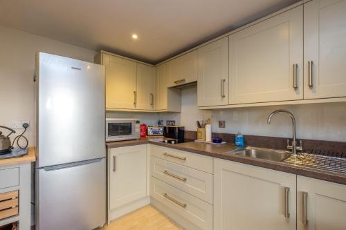 White Cottage Apartment - image 3