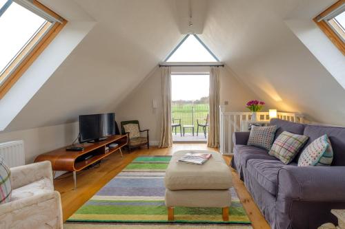 White Cottage Apartment - image 7