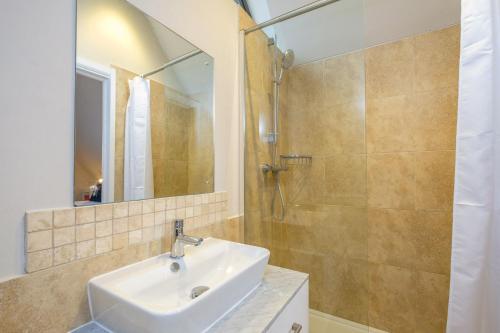 White Cottage Apartment - image 6