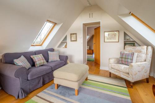 White Cottage Apartment - image 10