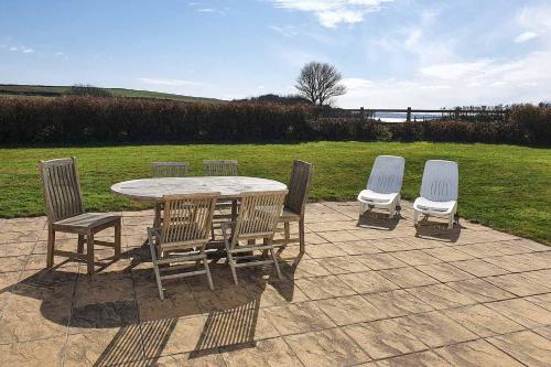 Meadow House - image 2