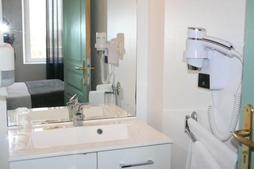 Ванная комната, Hotel de la Gare in Мон-де-Марсан