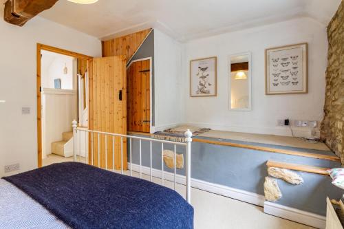 The Shoe Box cottage with allocated parking in Malmesbury
