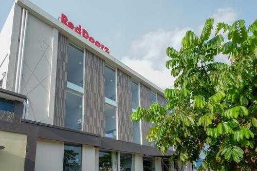 RedDoorz Plus near Solo Baru