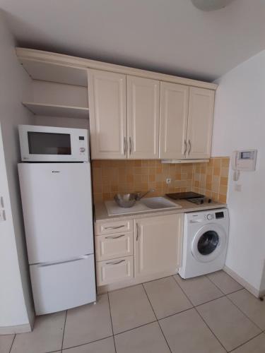 Kitchen, Le chevrefeuille near Les Voiles Saint Raphael
