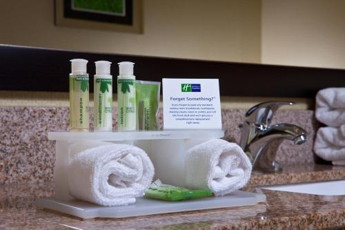 Photo - Holiday Inn Express Hotel & Suites Saginaw, an IHG Hotel