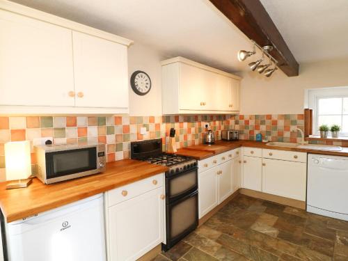 Daisy Cottage Matlock - image 13