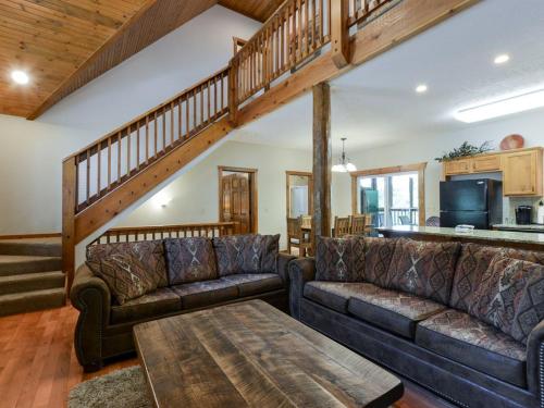 Six-Bedroom House image 10