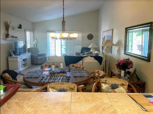 TOP RATED 5 STAR GETAWAY BBQ POOL SPA 2br - main image