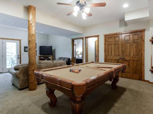 Six-Bedroom House image 10