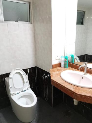 Bathroom, Own Private Jucuzzi POOL inside Sri Petaling Hse near LRT Train Station - Bukit Jalil