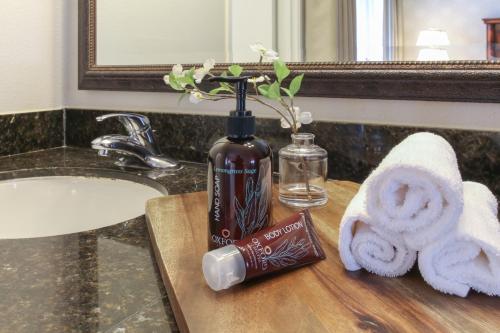 Oxford Suites Pismo Beach - image 2