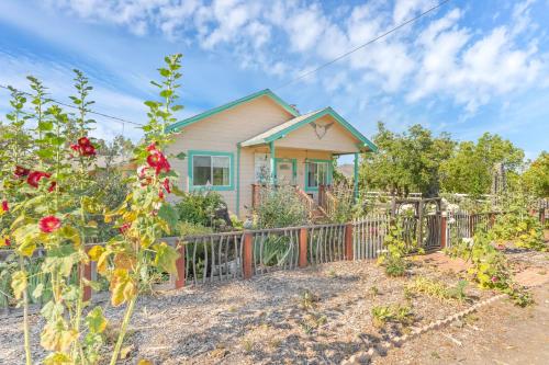 Lush and Warm 2BR House in Sonoma home