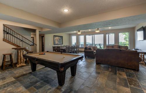 Eight-Bedroom House image 10