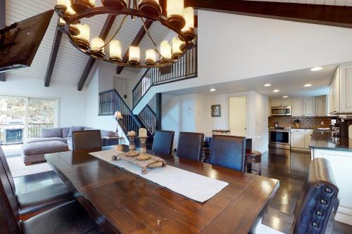 Spectacular Remodeled 5 Bedroom Matterhorn home w/ Hot Tub and Ski Lockers! - image 3