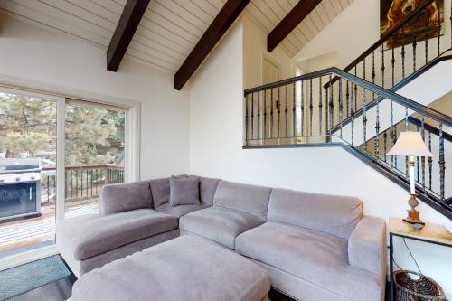 Spectacular Remodeled 5 Bedroom Matterhorn home w/ Hot Tub and Ski Lockers! - image 5