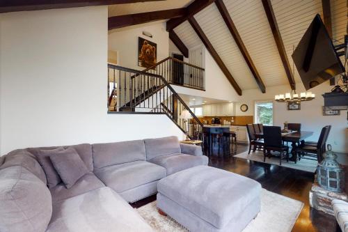 Spectacular Remodeled 5 Bedroom Matterhorn home w/ Hot Tub and Ski Lockers! - image 6