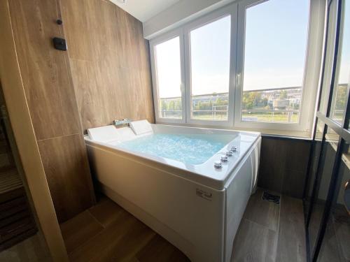 Pezsgőfürdő, Capsule Gaming balnéo & billard & babyfoot & sauna 2 chambres (Capsule Gaming balneo & billard & babyfoot & sauna 2 chambres) in Valenciennes