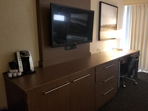 Holiday Inn Express EDMONTON DOWNTOWN Room Type - Room, 1 King Bed
