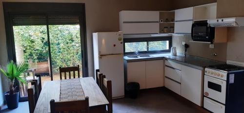 Kitchen, Duplex frente al Club de campo Mendoza near Pizzeria Vicente