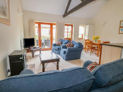 Holly Berry Dereham - image 12