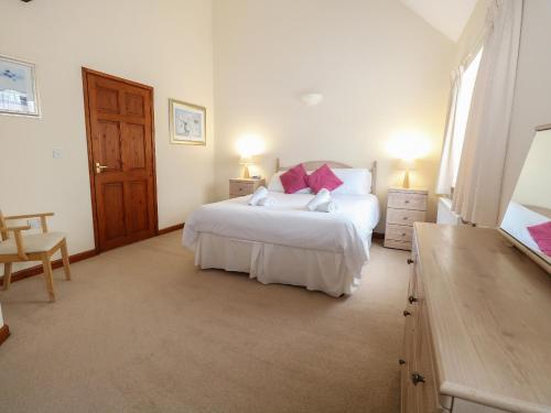 Holly Berry Dereham - image 7