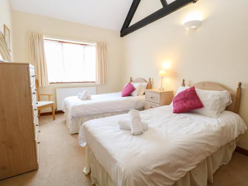 Holly Berry Dereham - image 6