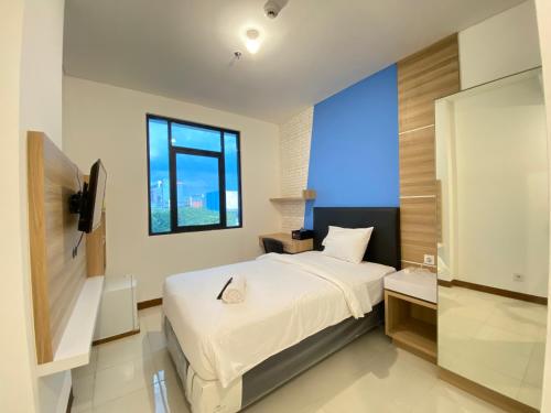 Smart Studio Room Semi Apartment at The Lodge Paskal near BINUS University By Travelio