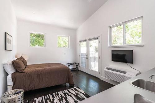 East Elizabeth St Main Home - image 7