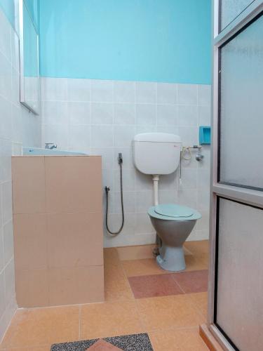 Bathroom, OYO 90167 Hotel Tiara in Chukai