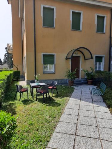  Appartamento GIOIOSA 2 con giardino e vista Lago Maggiore in Belgirate