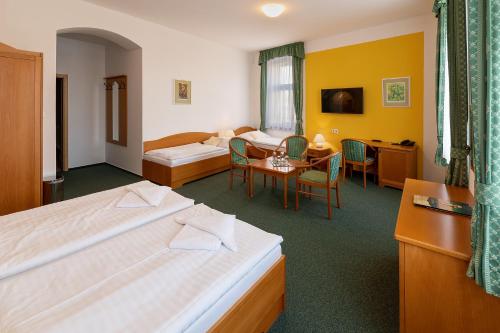 4 twin beds