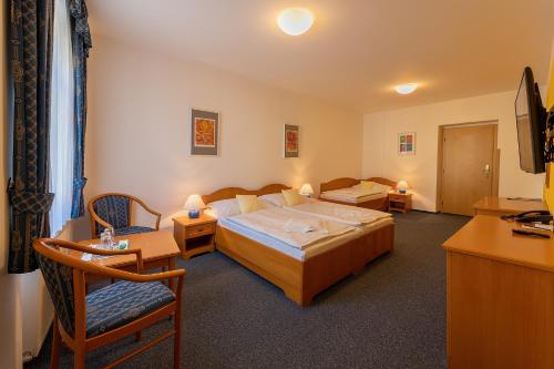 3 twin beds