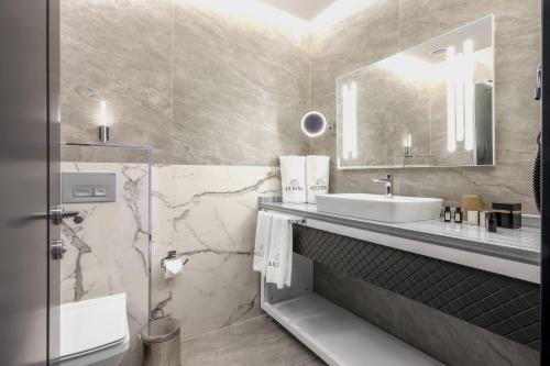 Luxury and Convenience in Kartepe's Transportation Hub: Book Your Room at Aileena Hotel & Villas